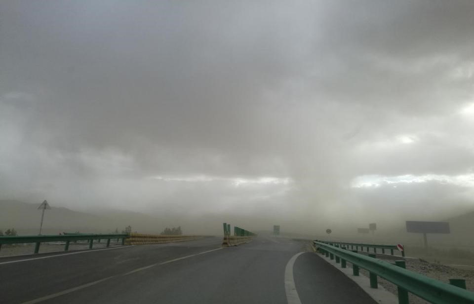 现场图1：拉萨贡嘎机场附近的沙尘现象