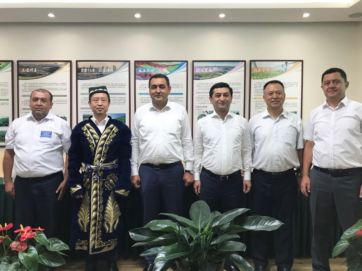 图2:双方互赠礼物后合影留念 图2:双方互赠礼物后合影留念