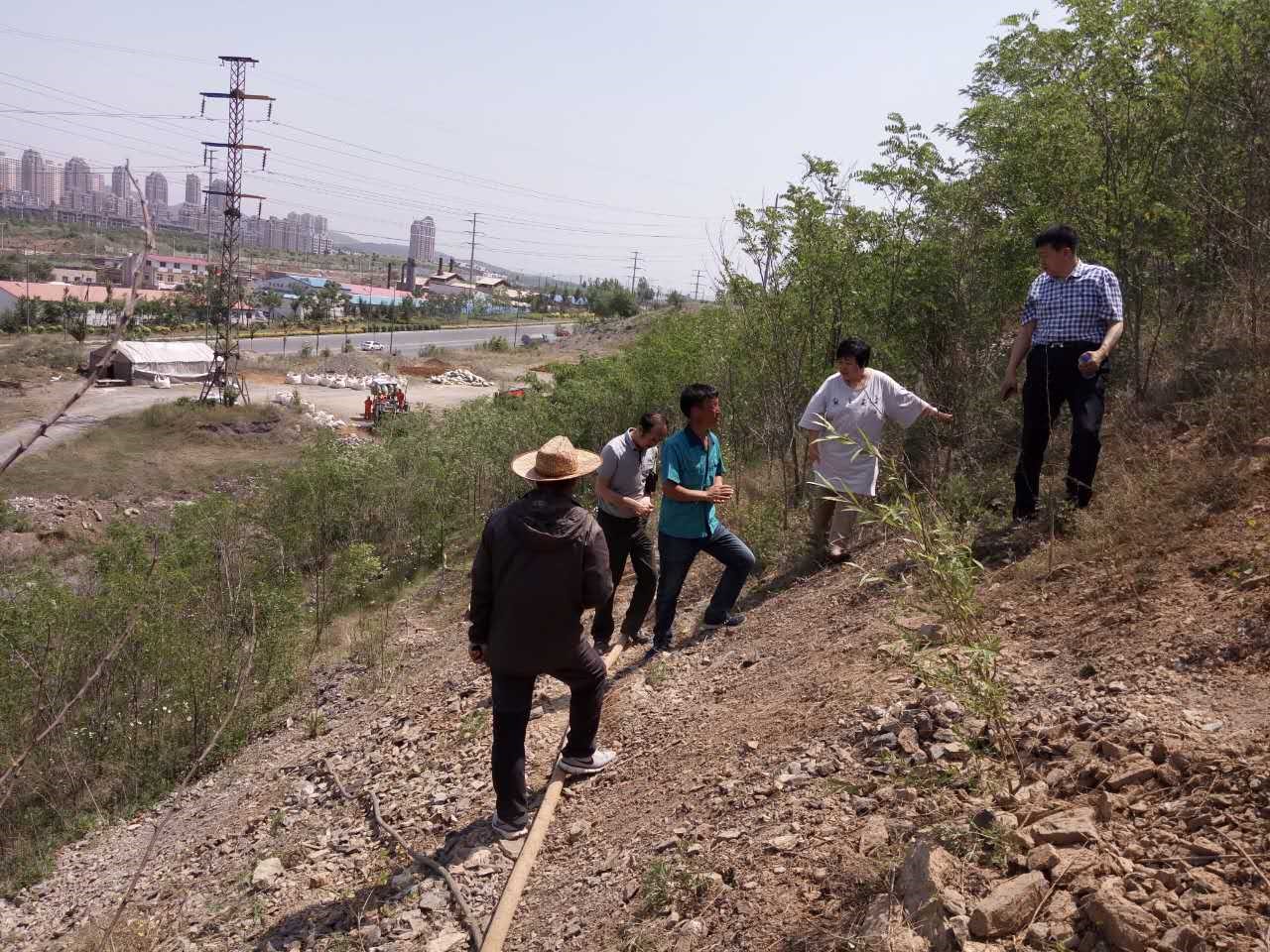 图：鞍山市国土资源局等单位领导考察我公司项目现场