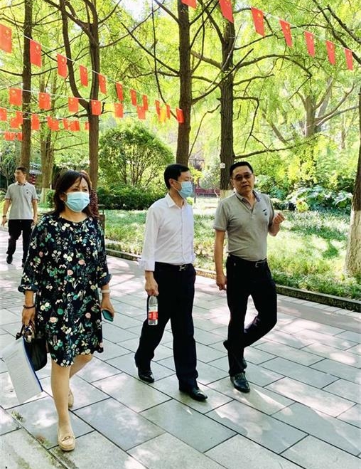董事长李春林与参会人员实地考察